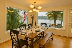 Luxury 180 degree Lake View