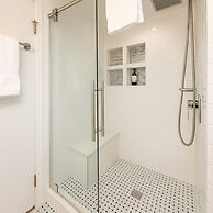 Luxury 180 degree Lake View