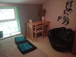 Tranquil Hillside Cottage Retreat