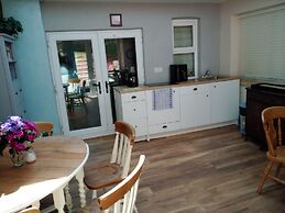 Tranquil Hillside Cottage Retreat