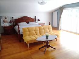 Tranquil Hillside Cottage Retreat