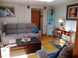 Tranquil Hillside Cottage Retreat