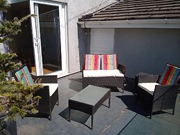 Tranquil Hillside Cottage Retreat