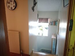 Tranquil Hillside Cottage Retreat