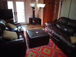 Tranquil Hillside Cottage Retreat