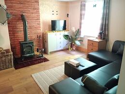 Tranquil Hillside Cottage Retreat