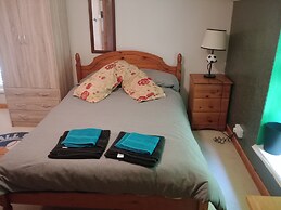 Tranquil Hillside Cottage Retreat