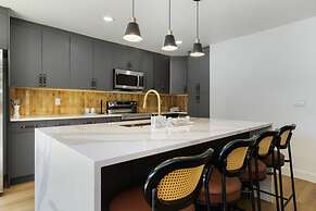 Comfy Stay in Bellevue Parking Included