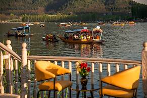 Moustache Houseboat Srinagar