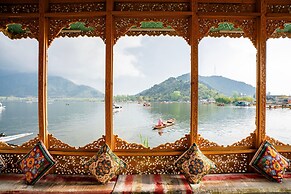 Moustache Houseboat Srinagar