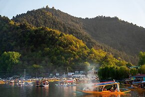 Moustache Houseboat Srinagar