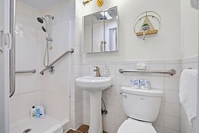 Spacious 5BR Retreat 8 Beds Beach & Golf