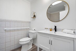 Spacious 5BR Retreat 8 Beds Beach & Golf