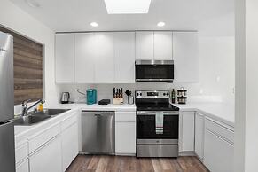 Spacious 5BR Retreat 8 Beds Beach & Golf