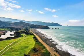 Spacious 5BR Retreat 8 Beds Beach & Golf