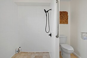 Spacious 5BR Retreat 8 Beds Beach & Golf