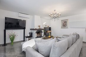 Villa Natali With Pool And Sea View