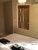 Room-cozy Sheffield Guest Room With Shar