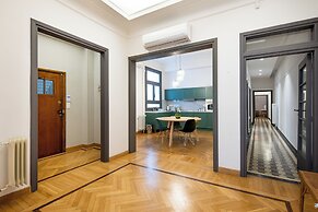 Meadows - Luxury 3-Bedroom Apt in Athens