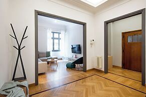 Meadows - Luxury 3-Bedroom Apt in Athens