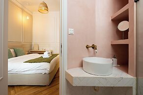 Meadows - Luxury 3-Bedroom Apt in Athens