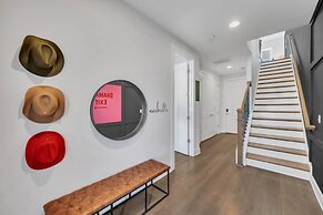 Close to DT Music City - Rooftop Views Game Room