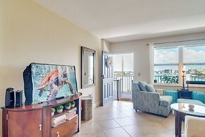Walk to Clearwater Beach: Dockside Condo