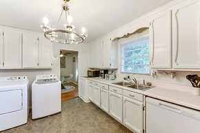 4 Mi to Nascar Hall of Fame: Charlotte Gem w/ Yard