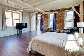 Explore Old Market: Convenient Omaha Condo