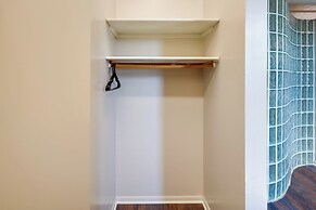 Explore Old Market: Convenient Omaha Condo