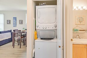 1 Mi to Moody Beach: Cottage w/ Pool Access!
