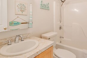 1 Mi to Moody Beach: Cottage w/ Pool Access!