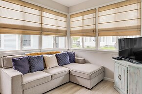 1 Mi to Moody Beach: Cottage w/ Pool Access!