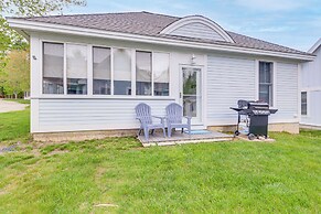 1 Mi to Moody Beach: Cottage w/ Pool Access!