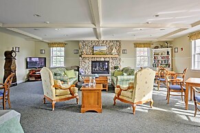 1 Mi to Moody Beach: Cottage w/ Pool Access!