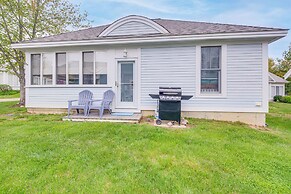 1 Mi to Moody Beach: Cottage w/ Pool Access!