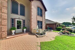 7 Mi to Lewisville Lake: Spacious Denton Home