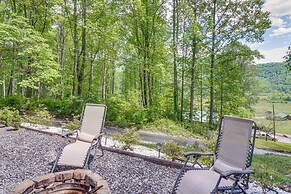 4 Mi to Lake Santeetlah: Cabin w/ Deck & Views