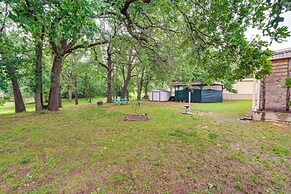 1 Mi to Lake Texoma Access: Home w/ Deck
