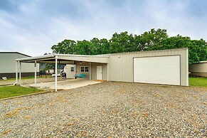1 Mi to Lake Texoma Access: Home w/ Deck