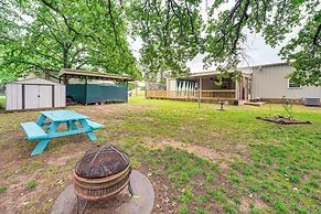 1 Mi to Lake Texoma Access: Home w/ Deck
