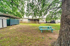1 Mi to Lake Texoma Access: Home w/ Deck