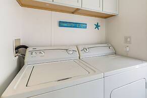 2 Blocks to Crystal Coast: Family-friendly Retreat