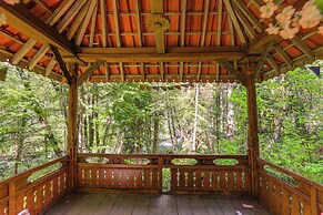 Nature-packed Mckenzie River Retreat w/ Trails!