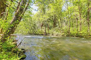 Nature-packed Mckenzie River Retreat w/ Trails!