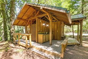 Nature-packed Mckenzie River Retreat w/ Trails!