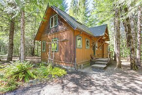 Nature-packed Mckenzie River Retreat w/ Trails!