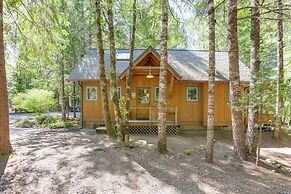 Nature-packed Mckenzie River Retreat w/ Trails!
