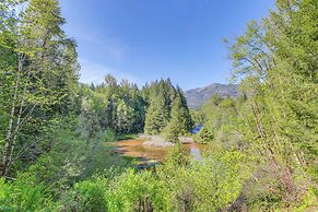 Nature-packed Mckenzie River Retreat w/ Trails!