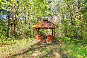 Nature-packed Mckenzie River Retreat w/ Trails!